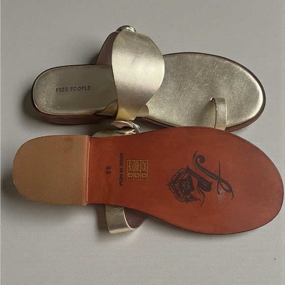 Free People Barcelona Gold Metallic Leather Toe Loop Sandals 8.5 | Slide On Buck - Picture 5 of 6